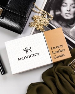 Elegancki portfel Rovicky w odcieniu ciemnego niebieskiego, zapakowany w pudełko prezentowe.