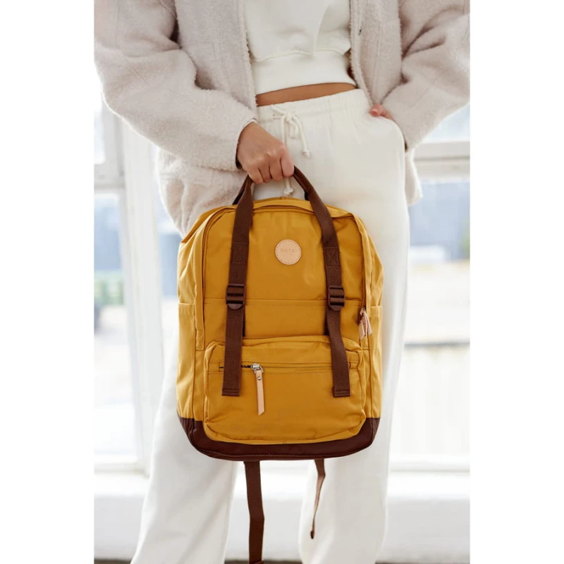 Plecak miejski w żółto-brązowym kolorze z przegrodą na laptopa zamykany suwakami - Himawari