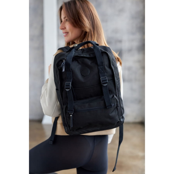Czarny, praktyczny plecak miejski zamykany suwakami zawieszony na regulowanych szelkach - Himawari