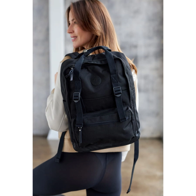 Czarny, praktyczny plecak miejski zamykany suwakami zawieszony na regulowanych szelkach - Himawari