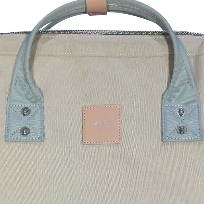 Praktyczny plecak w kremowo-błękitnym kolorze zawieszony na regulowanych szelkach - Himawari