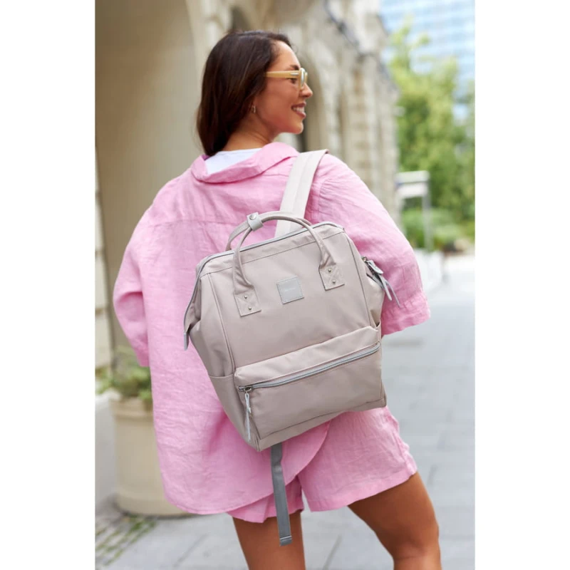 Plecak w kolorze pudrowego różu zawieszony na regulowanych szelkach i wyposażony w port USB - Himawari