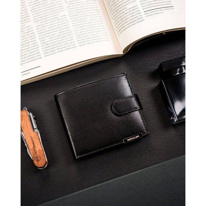 Czarny, poziomy, pojemny portfel męski ze skóry naturalnej zamykany zatrzaskiem - Ronaldo