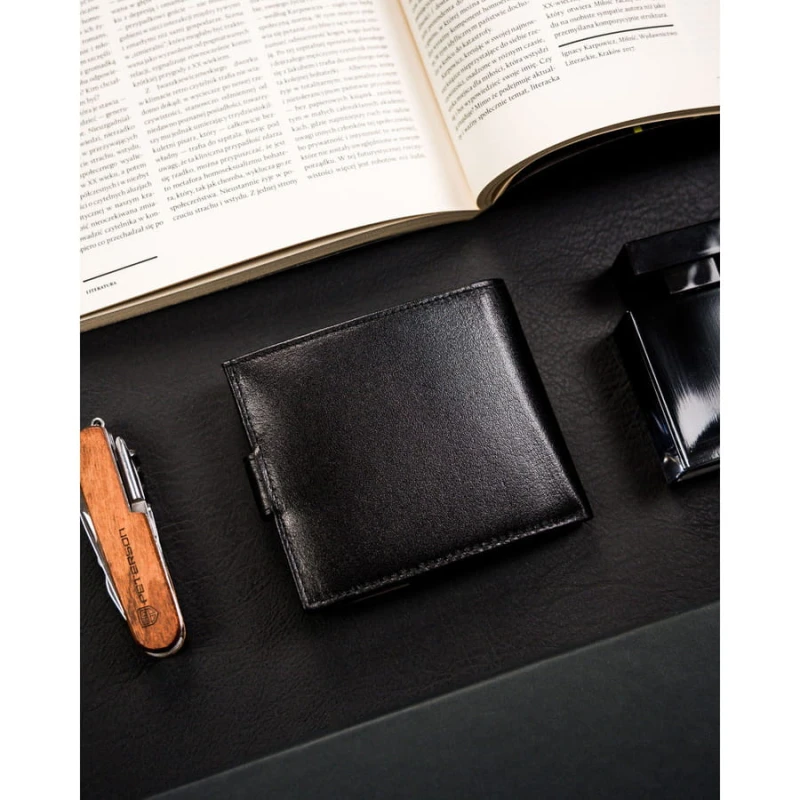 Czarny, poziomy, pojemny portfel męski ze skóry naturalnej zamykany zatrzaskiem - Ronaldo