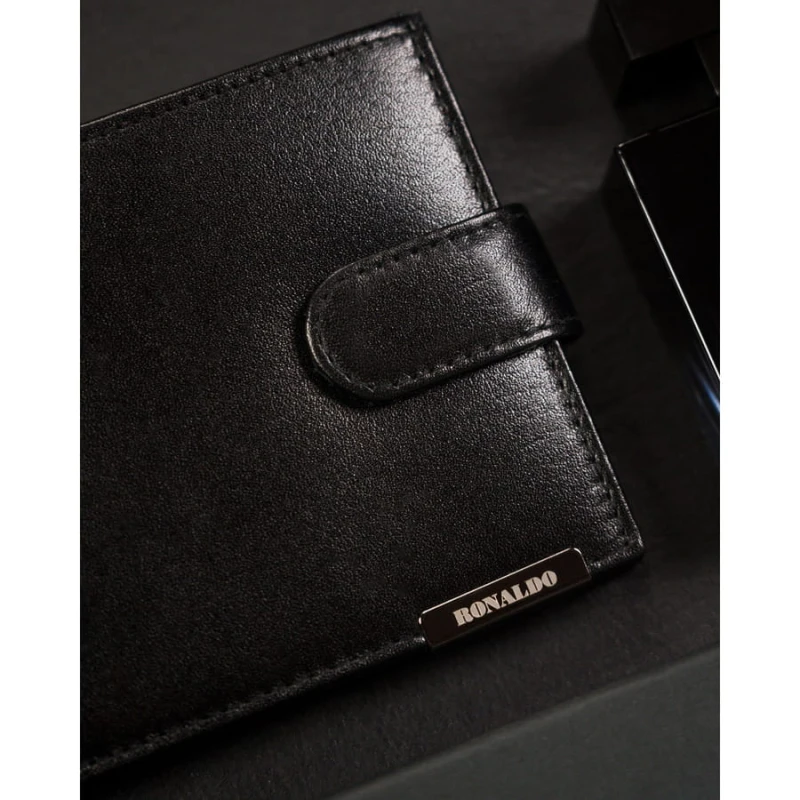 Czarny, poziomy, pojemny portfel męski ze skóry naturalnej zamykany zatrzaskiem - Ronaldo