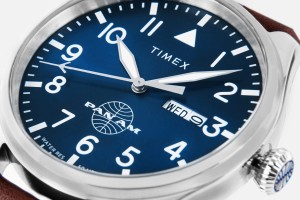 Granatowa tarcza zegarka Timex z białymi cyframi arabskimi