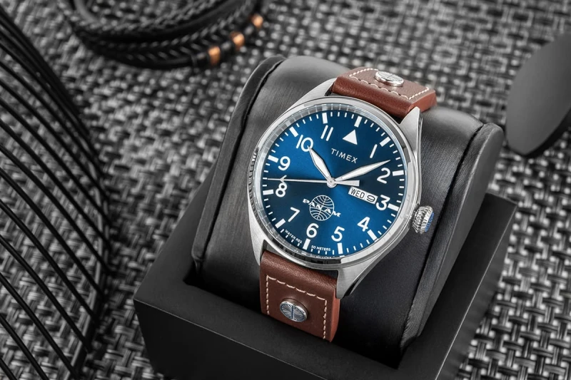 Zegarek Timex na brązowym skórzanym pasku z białą nicią
