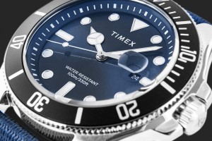 Zbliżenie na tarczę zegarka TIMEX Harborside Coast z datownikiem i fluorescencyjnymi wskazówkami