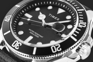Zbliżenie na tarczę zegarka TIMEX Harborside Coast z podświetlanymi indeksami
