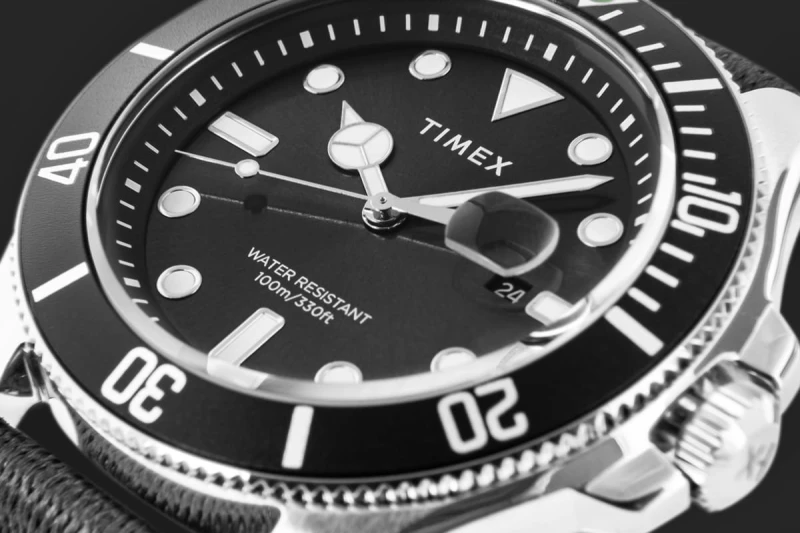 Zbliżenie na tarczę zegarka TIMEX Harborside Coast z podświetlanymi indeksami