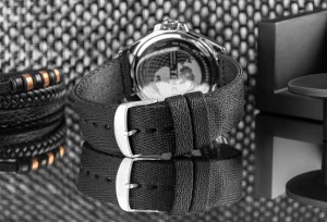 Czarny materiałowy pasek #TIDE ocean material® z srebrną sprzączką zegarka TIMEX
