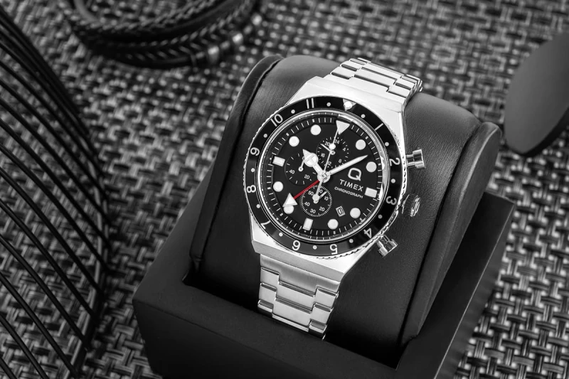 „zegarek TIMEX z czerwonym sekundnikiem i fluorescencyjnymi wskazówkami”