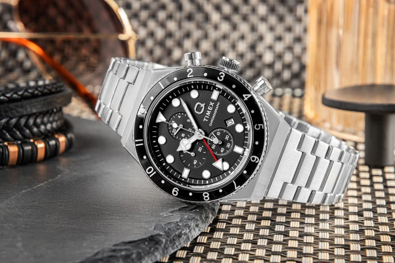 „czarno-srebrny zegarek TIMEX Q Timex z datownikiem i subtarczami”