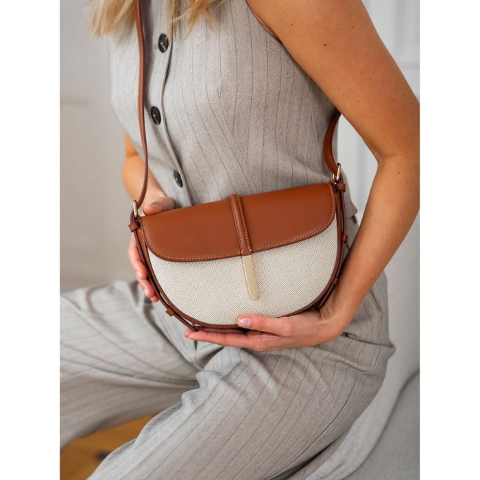 Torebka na ramię z klapką – elegancki półokrągły fason