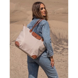 Shopperka na ramieniu – stylizacja casualowa