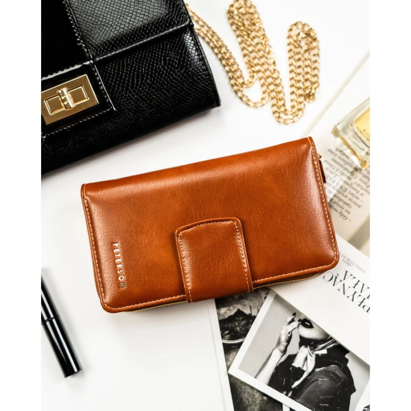 Brązowy, pionowy portfel damski ze skóry ekologicznej zamykany na zatrzask i suwak - Peterson