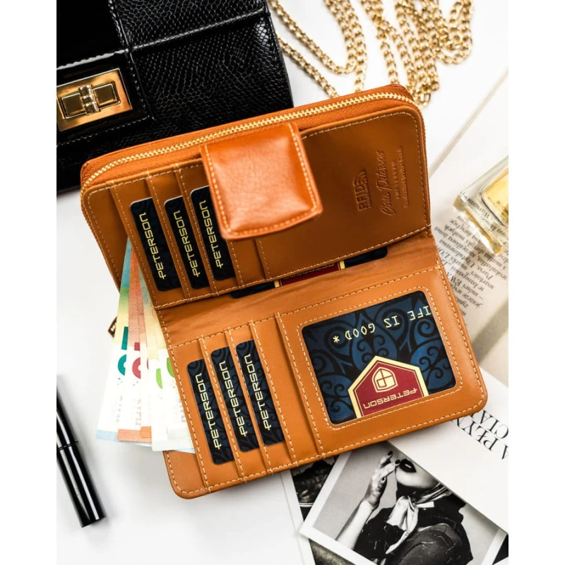 Brązowy, pionowy portfel damski ze skóry ekologicznej zamykany na zatrzask i suwak - Peterson