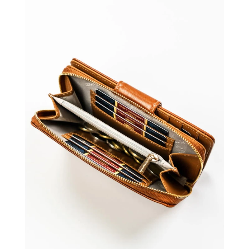 Brązowy, pionowy portfel damski ze skóry ekologicznej zamykany na zatrzask i suwak - Peterson