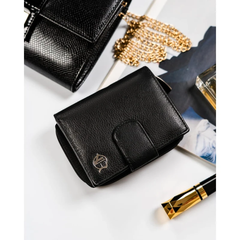 Mały portfel damski wykonany ze skóry naturalnej w czarnym kolorze - Rovicky