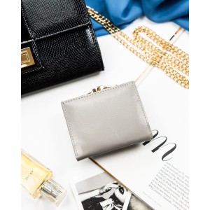 Wielokolorowy portfelik damski ze skóry naturalnej w kwiaty zamykany biglem i zatrzaskiem - Peterson