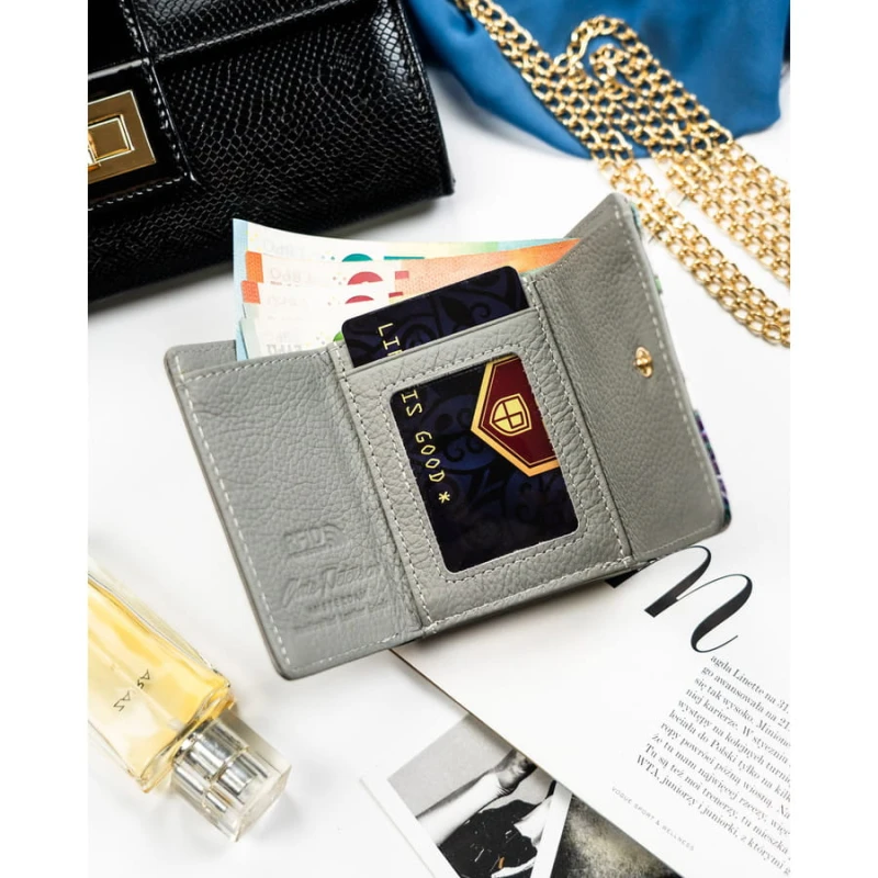 Wielokolorowy portfelik damski ze skóry naturalnej w kwiaty zamykany biglem i zatrzaskiem - Peterson