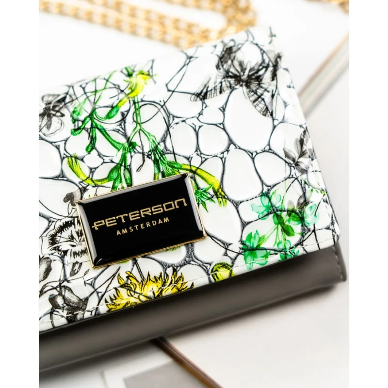 Zielony portfel damski ze skóry naturalnej z systemem RFID ozdobiony kwiatowym wzorem - Peterson