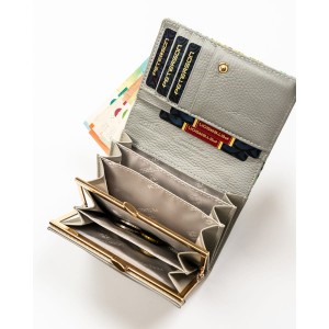 Zielony portfel damski ze skóry naturalnej z systemem RFID ozdobiony kwiatowym wzorem - Peterson