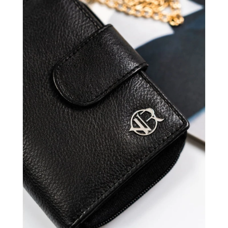 Czarny, skórzany portfel damski w orientacji pionowej zamykany na zatrzask - Rovicky