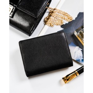 Czarny, skórzany portfel damski w orientacji pionowej zamykany na zatrzask - Rovicky