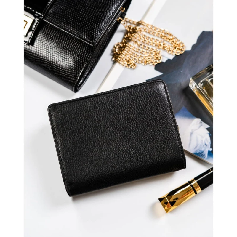 Czarny, skórzany portfel damski w orientacji pionowej zamykany na zatrzask - Rovicky