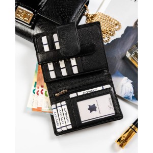 Czarny, skórzany portfel damski w orientacji pionowej zamykany na zatrzask - Rovicky