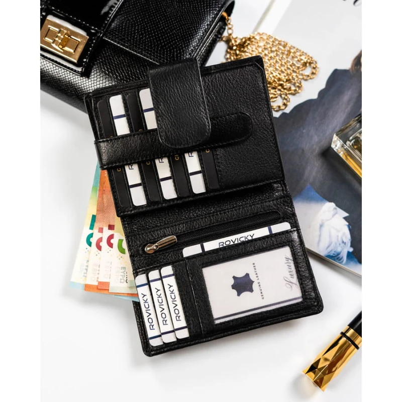 Czarny, skórzany portfel damski w orientacji pionowej zamykany na zatrzask - Rovicky