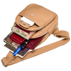 Sportowa beżowa saszetka damska na ramię nerka crossbody ze skóry ekologicznej Peterson