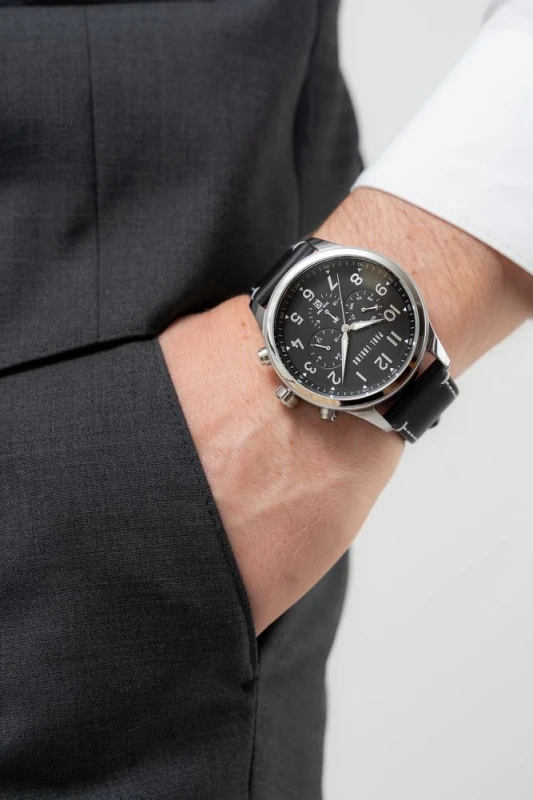 Zegarek z dużą srebrną kopertą 46 mm – elegancki design i funkcjonalne chronografy.webp
