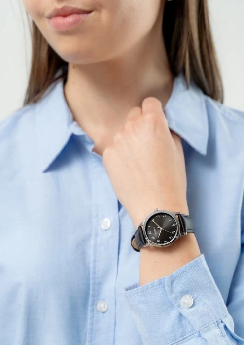 Elegancki zegarek damski z mineralnym szkłem i stalową, antyalergiczną kopertą.webp