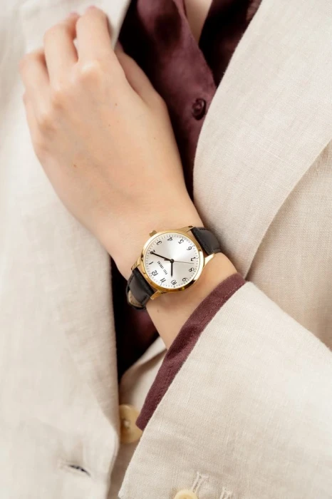 Model Paul Lorens z czarnym skórzanym paskiem i złotą sprzączką – klasyczny i elegancki.webp