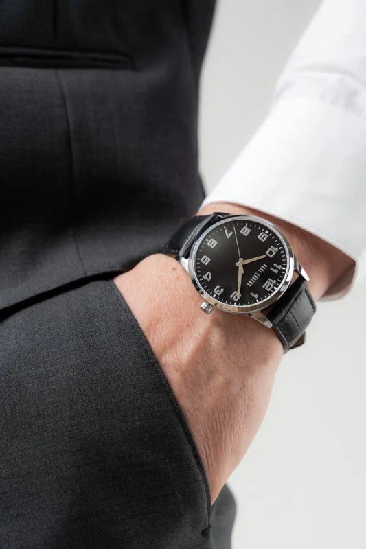 Stylowy zegarek męski z mineralnym szkłem i eleganckim, srebrnym wykończeniem.webp