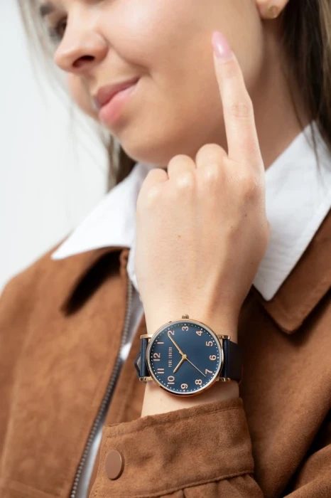 Elegancki zegarek damski z mineralnym szkłem i stalową kopertą o średnicy 40 mm.webp