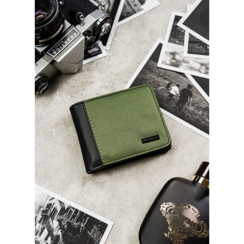 Zielono-czarny portfel męski wykonany ze skóry ekologicznej, model z systemem RFID - Peterson