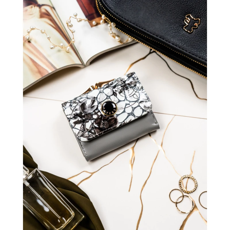 Mały portfelik damski ze skóry naturalnej w dominującym czarnym kolorze - Peterson