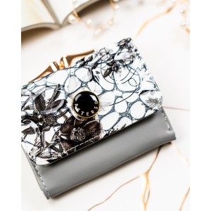 Mały portfelik damski ze skóry naturalnej w dominującym czarnym kolorze - Peterson