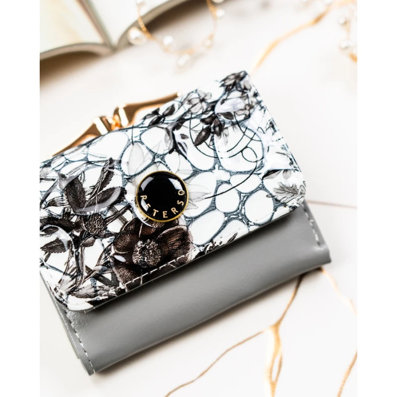 Mały portfelik damski ze skóry naturalnej w dominującym czarnym kolorze - Peterson