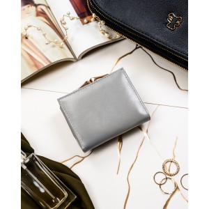 Mały portfelik damski ze skóry naturalnej w dominującym czarnym kolorze - Peterson