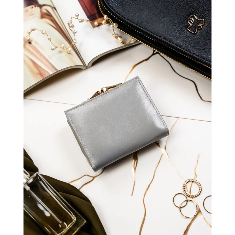 Mały portfelik damski ze skóry naturalnej w dominującym czarnym kolorze - Peterson