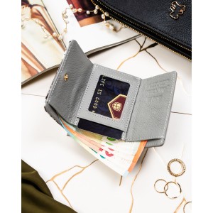 Mały portfelik damski ze skóry naturalnej w dominującym czarnym kolorze - Peterson