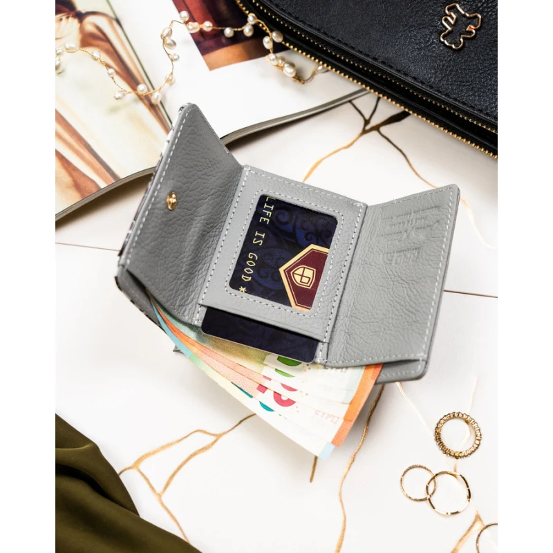 Mały portfelik damski ze skóry naturalnej w dominującym czarnym kolorze - Peterson