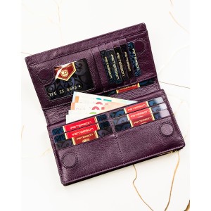 Portfel damski ze skóry naturalnej i ekologicznej w fioletowym kolorze zamykany na magnes i suwak - Peterson