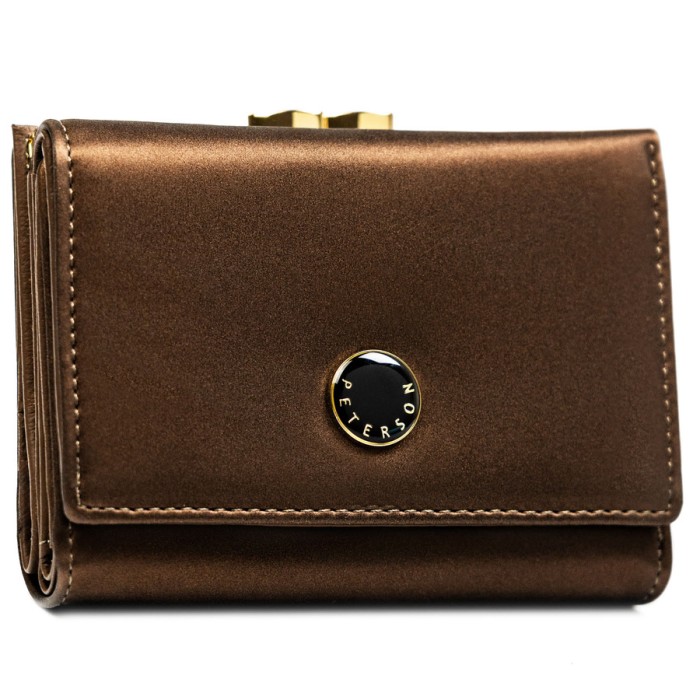 Średniej wielkości portfel damski wykonany ze skóry naturalnej i ekologicznej w brązowym kolorze, zamykany na bigiel i zatrzask - Peterson