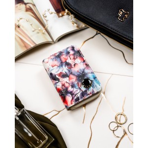 Portfel damski w kwiaty wykonany ze skóry naturalnej i ekologicznej, zamykany na zatrzask i suwak - Peterson