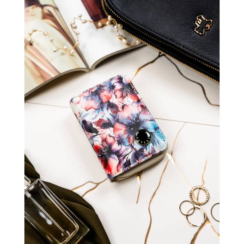 Portfel damski w kwiaty wykonany ze skóry naturalnej i ekologicznej, zamykany na zatrzask i suwak - Peterson